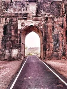 Kati Ghati Gateway — पत्थर में कटा दरवाज़ा