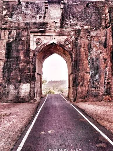 Kati Ghati Gateway — पत्थर में कटा दरवाज़ा